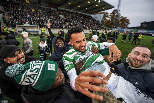 Västerås Alex Douglas jublar över avancemanget till