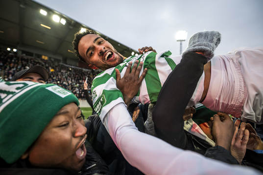 Västerås Alex Douglas jublar över avancemanget till