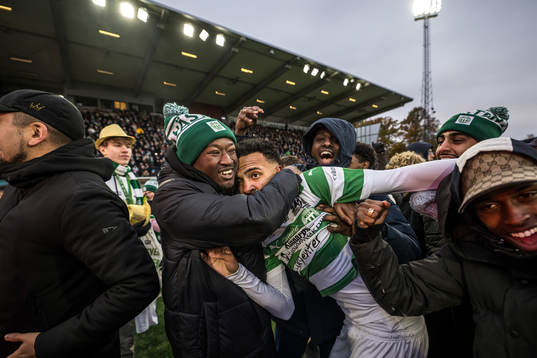 Västerås Alex Douglas jublar över avancemanget till