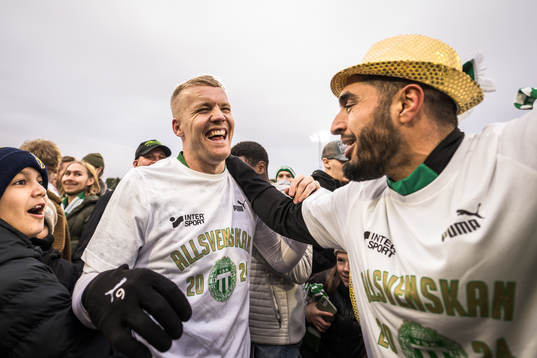 Västerås SKs Simon Johansson jublar över avancemanget