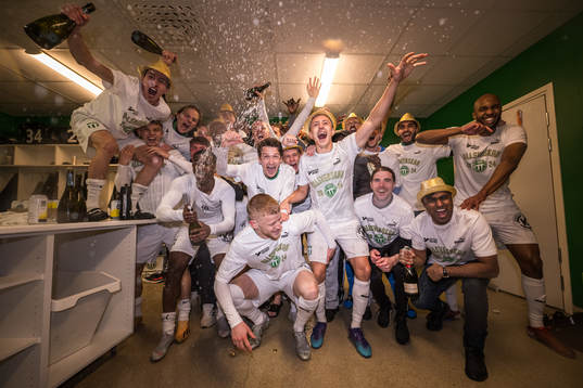 Västerås SKs spelare jublar över avancemanget till