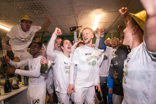 Västerås SKs spelare jublar över avancemanget till
