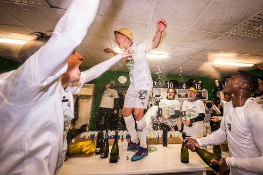 Västerås SKs spelare jublar över avancemanget till