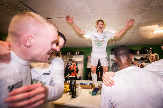 Västerås SKs Simon Gefvert jublar över avancemanget till