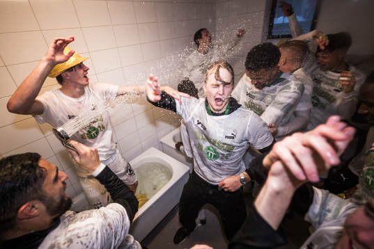 Västerås SKs spelare jublar över avancemanget till