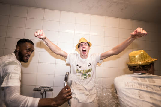 Västerås SKs spelare jublar över avancemanget till