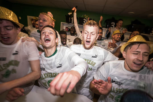 Västerås SKs Daniel Ask jublar över avancemanget till