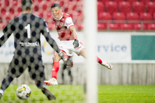 Kalmars Romario Pereira Sipiao skjuter mot Västerås