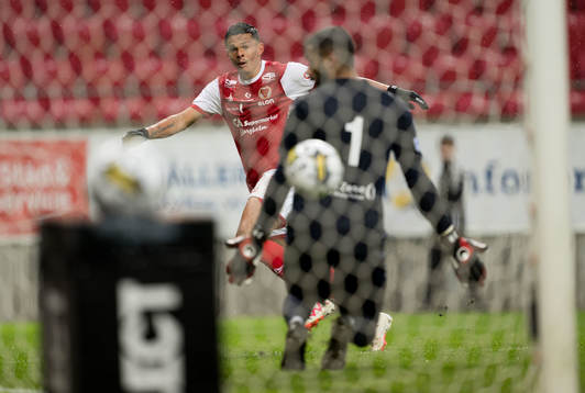 Kalmars Romario Pereira Sipiao och Värnamos Jonathan Ursin