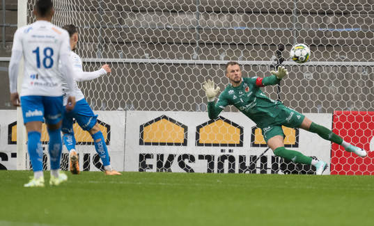 Värnamos Ajdin Zeljkovic och Kalmars målvakt Ricardo