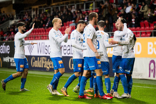Värnamos Gustav Engvall jublar med lagkamrater