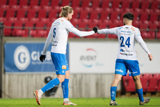 Värnamos Hampus Näsström jublar med Emin Grozdanic