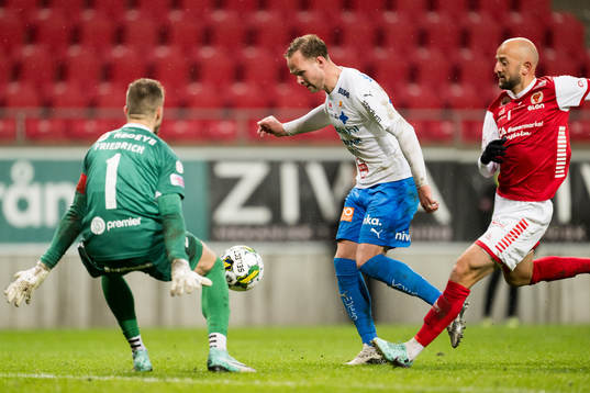 Värnamos Gustav Engvall mot Kalmars målvakt Ricardo