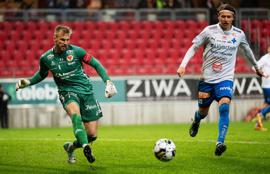 Kalmars målvakt Ricardo Friedrich och Värnamos Simon Thern
