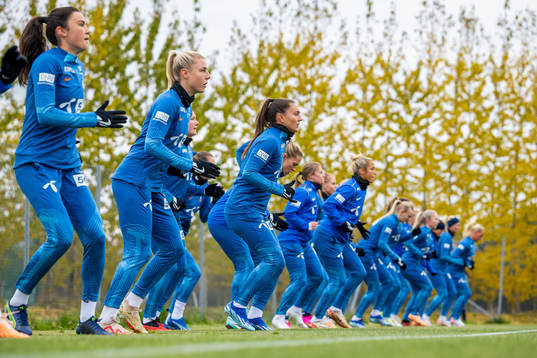 Sophie Román Haug, Vilde Bøe Risa and players of the