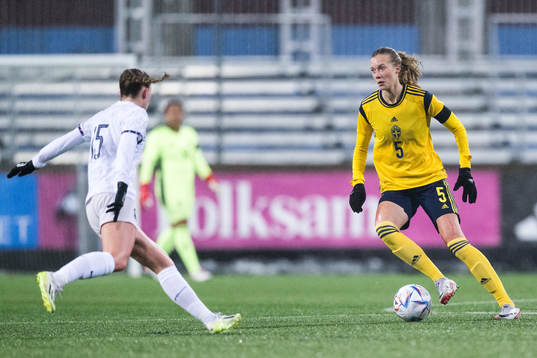 Margaux Le Mouel of France and Ebba Handfast of Sweden