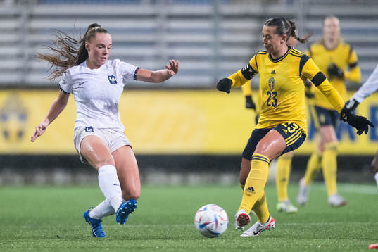 Lou Bogaert of France and Cornelia Kapocs of Sweden