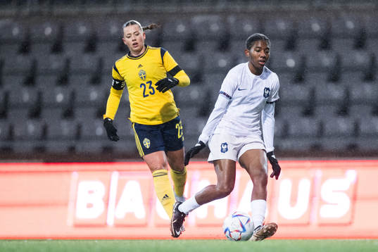 Cornelia Kapocs of Sweden and Jade Rastocle of France