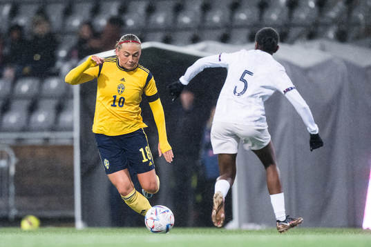 Paulina Nyström of Sweden and France Airine Fontaine of