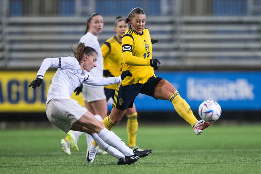 Anaele Le Moguedec of France and Cornelia Kapocs of Sweden