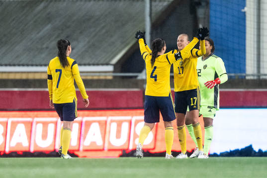 Josefin Harrysson and Elma Junttila Nelhage of Sweden