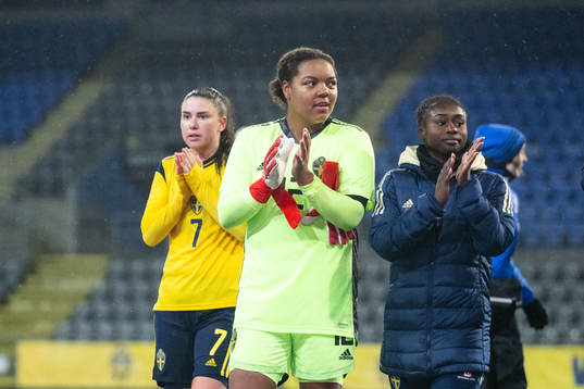 Emilia Pelgander, goalkeeper Serina Iddrisu Backmark and