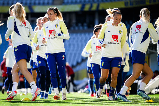 Kosovare Asllani and Hanna Bennison of the Swedish women's