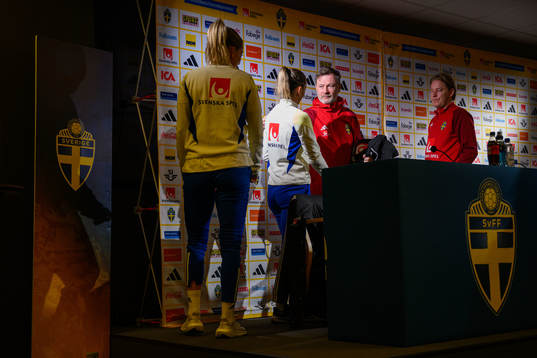 Linda Sembrant, Kosovare Asllani and Head coach Peter