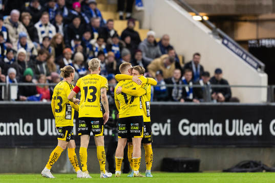 Elfsborgs Per Frick jublar med lagkamrater