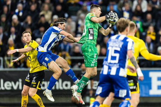 IFK Göteborgs Gustav Svensson och Elfsborgs målvakt Hakon