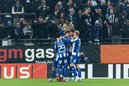 IFK Göteborgs Gustaf Norlin jublar med lagkamrater
