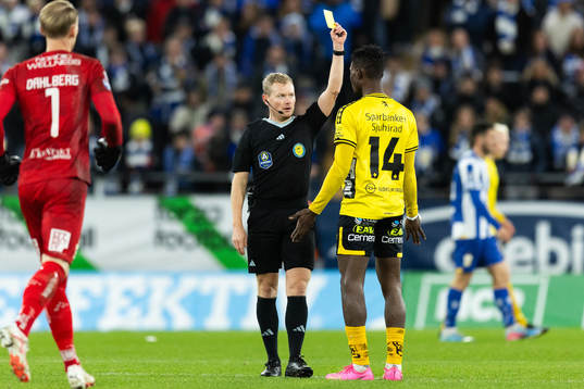 Domare Fredrik Klitte delar ut ett gult kort till Elfsborgs