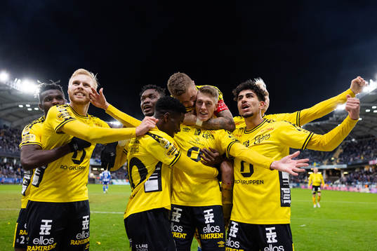 Elfsborgs Alexander Bernhardsson jublar med lagkamrater