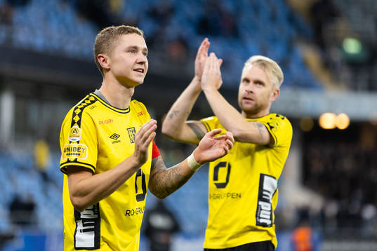 Elfsborgs Sebastian Holmen och Johan Larsson jublar och