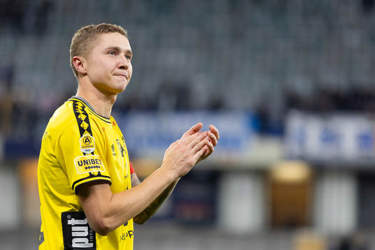 Elfsborgs Sebastian Holmen jublar och tackar supportrarna