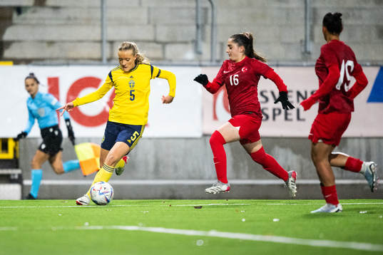 Smilla Holmberg of Sweden and Tuana Senturk of Turkey