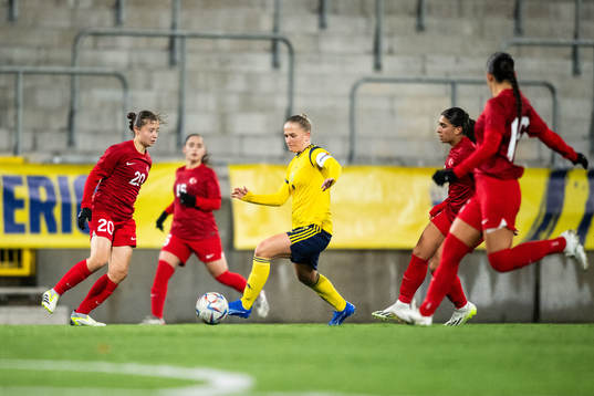 Tuana Demirbas of Turkey and Tuva Skoog of Sweden