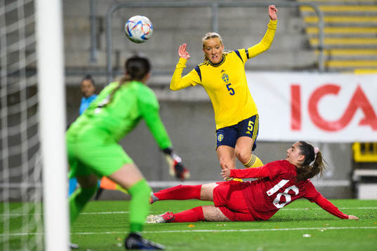 Smilla Holmberg of Sweden and Yuna Demir of Turkey