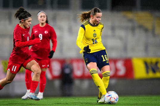 Tuana Yilmaz of Turkiet and Elsa Pelgander of Sweden