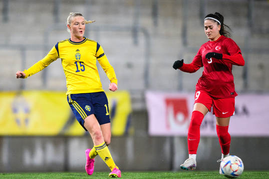 Alexandra Larsson of Sweden and Tuana Turcin of Turkey