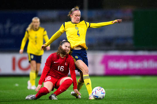 Tuana Senturk of Turkey and Klara Svensson Senelius of