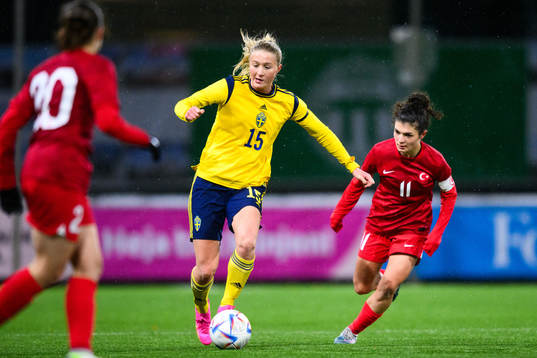 Alexandra Larsson of Sweden and Tuana Yilmaz of Turkey