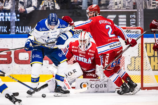 Leksands Max Veronneau och Timrås målvakt Jacob Johansson