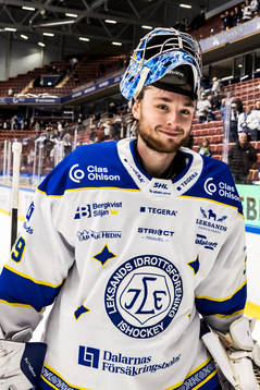 Leksands målvakt Filip Larsson jublar