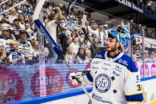 Leksands målvakt Filip Larsson jublar
