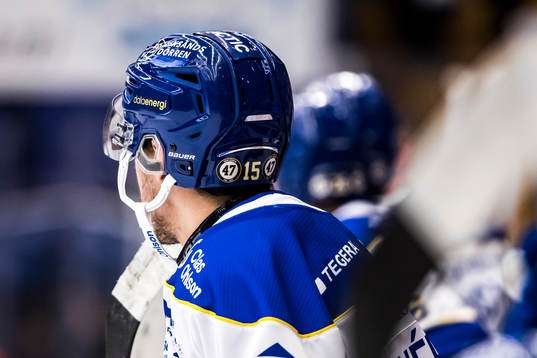 Leksands Max Veronneau hjälm med hyllning för Adam Johnson