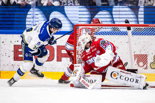 Timrås målvakt Jacob Johansson och Leksands Peter Cehlarik