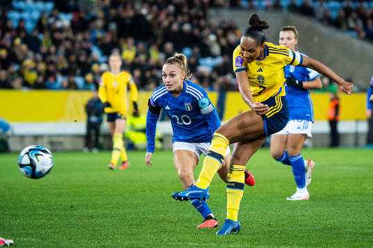 Giada Greggi of Italy and Madelen Janogy of Sweden
