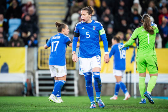 Elena Linari of Italy looks dejected