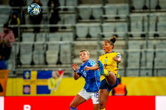 Arianna Caruso of Italien and Madelen Janogy of Sweden